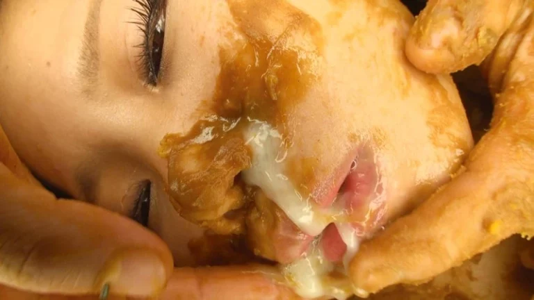 MANQ-005 大食いフードファイター三枝はるきの自分のでっかいウンコをガチで食ってみた マニア9 Scat 食糞