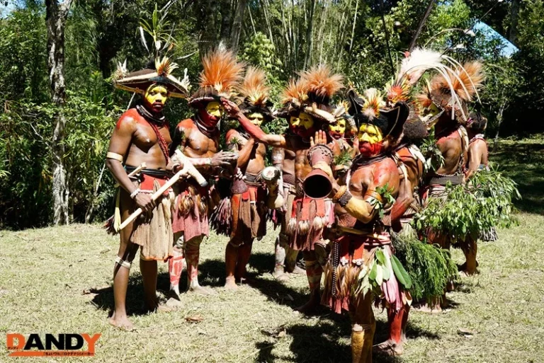 AVOP-108 野生の王国2015 橘花音 地球最後の秘境で5万年前から変わらぬ生活を続ける原住民に日本のエロ文化を手取り足取り教えて生でヤる Cowgirl Voyeur 黒人 サックン フェラ Skirt (Voyeur) AV OPEN 2015