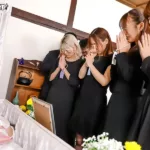 HUNTC-647 Konno Hikaru ヤリサー葬式乱交！喪服を着た派手な男女。今日は元ヤリサー部長のお葬式。久しぶりの集合がこんな形に Hirose Narumi, Andou Haruno, Kiyomi Reno Orgy